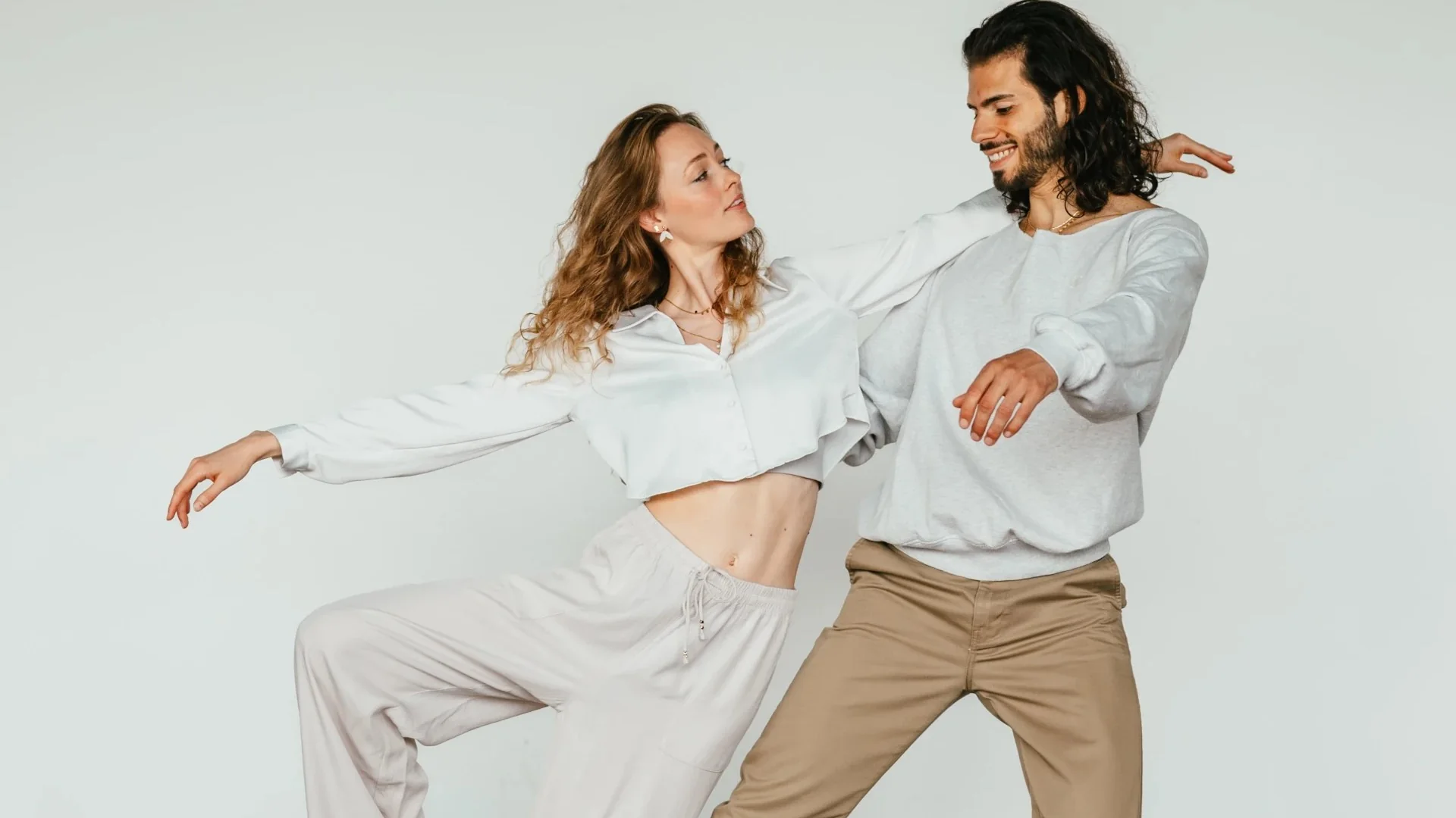 Ursula und Stamatis tanzen und lachen sich an